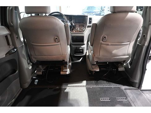 Used 2020 Toyota Sienna XLE FWD image 20
