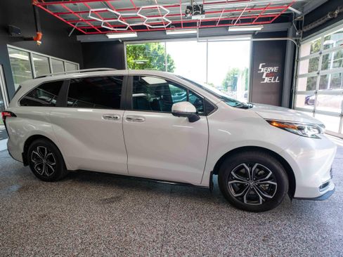 Used 2025 Toyota Sienna Platinum AWD/4WD image 5