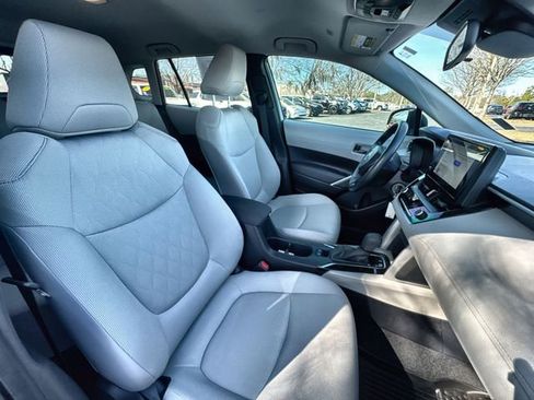 Used 2025 Toyota Corolla Cross L image 32