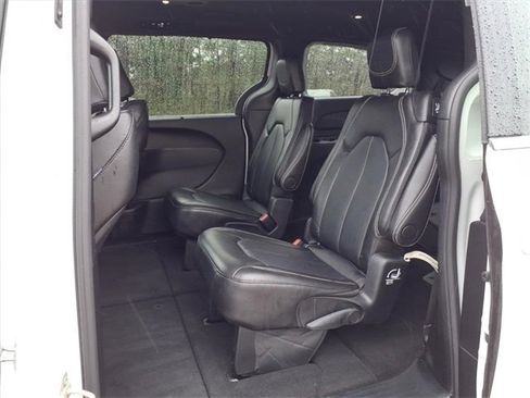 Used 2025 Chrysler Pacifica Select image 17