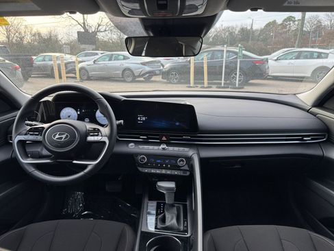 Used 2025 Hyundai Elantra SEL image 30