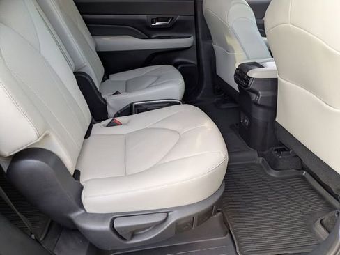 Used 2025 Toyota Grand Highlander image 14