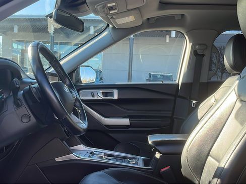 Used 2021 Ford Explorer Limited w/ Equipment Group 301A image 9