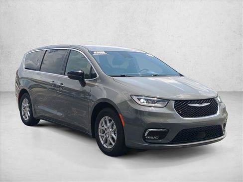 Used 2025 Chrysler Pacifica Select FWD image 3
