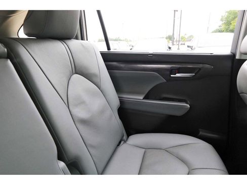 Used 2023 Toyota Highlander Limited FWD image 10