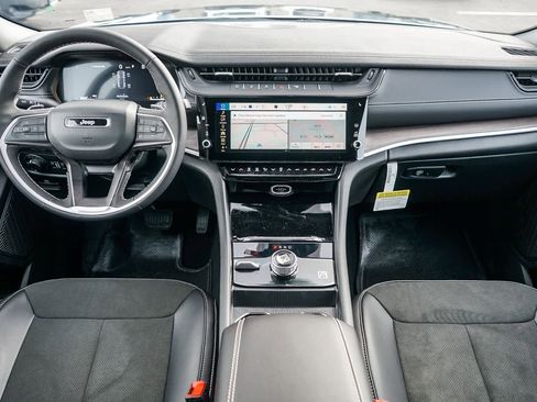 New 2026 Jeep Grand Cherokee Altitude image 13