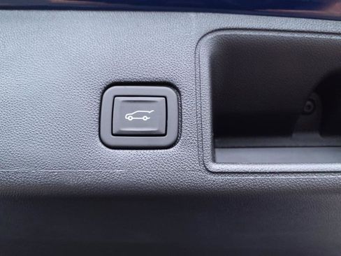 Certified 2022 GMC Terrain SLE w/ Driver Convenience Package image 9