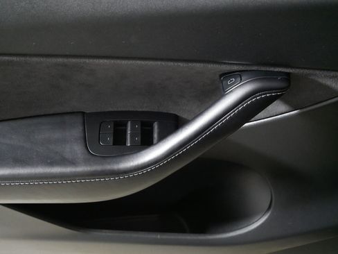 Used 2021 Tesla Model Y Long Range image 19