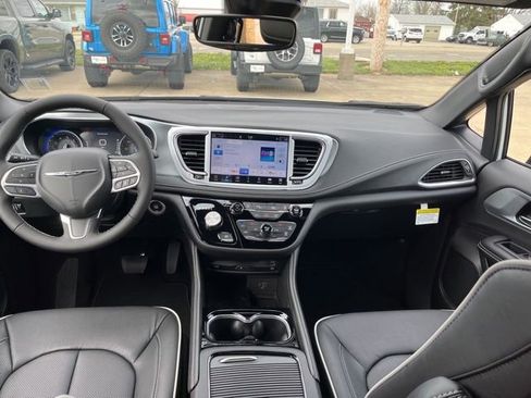 New 2026 Chrysler Pacifica Limited FWD image 12