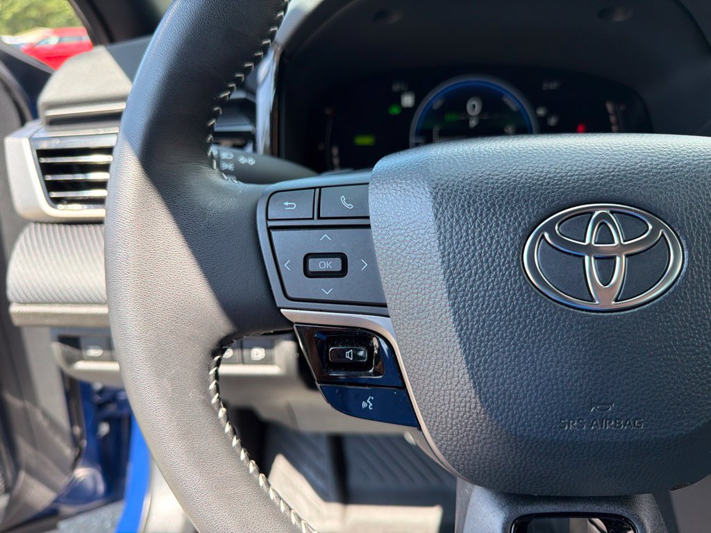Used 2025 Toyota Camry SE w/ Convenience Package FWD image 16