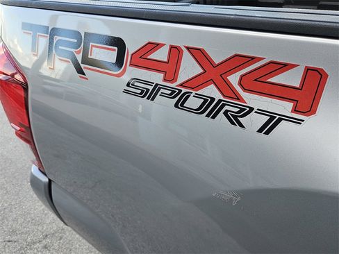 Used 2018 Toyota Tacoma TRD Sport image 40