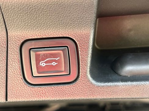 Used 2023 GMC Acadia SLT AWD/4WD image 17