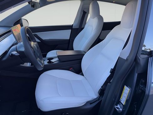 Used 2021 Tesla Model Y Long Range image 8