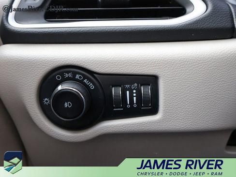 Used 2023 Chrysler Pacifica Touring-L FWD image 30