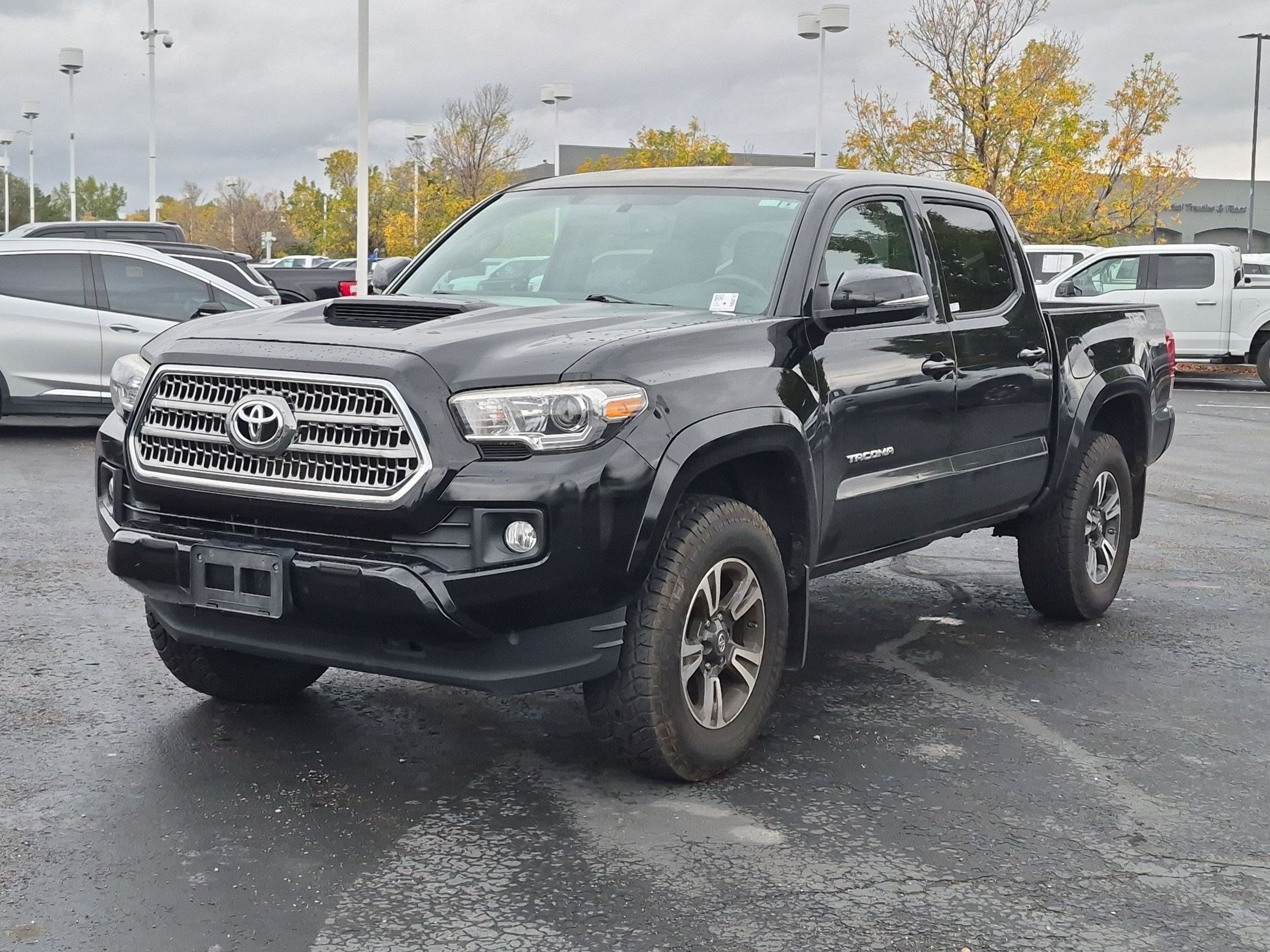 Used 2017 Toyota Tacoma TRD Sport w/ Tow Package (A/T) AWD/4WD image 10