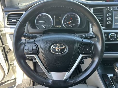 Used 2017 Toyota Highlander XLE AWD/4WD image 22