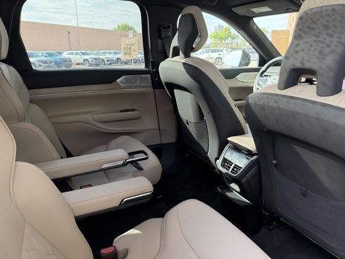 Used 2025 Volvo EX90 Ultra AWD/4WD image 41