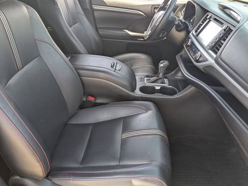 Used 2019 Toyota Highlander SE FWD image 12