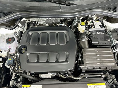 Certified 2025 Volkswagen Tiguan SE R-Line AWD/4WD image 30