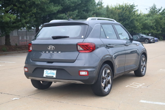 Used 2025 Hyundai Venue SEL FWD image 6