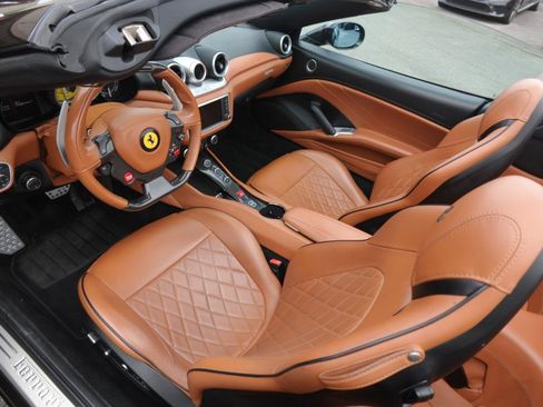 Used 2015 Ferrari California T RWD image 17