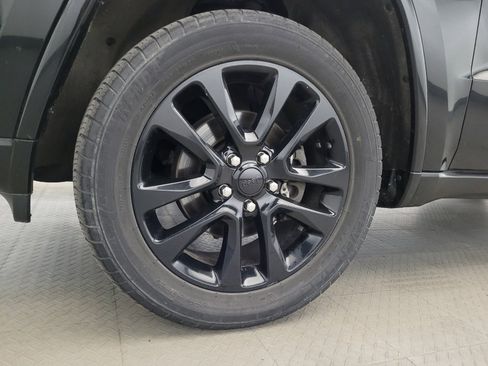 Used 2017 Jeep Grand Cherokee Altitude AWD/4WD image 31