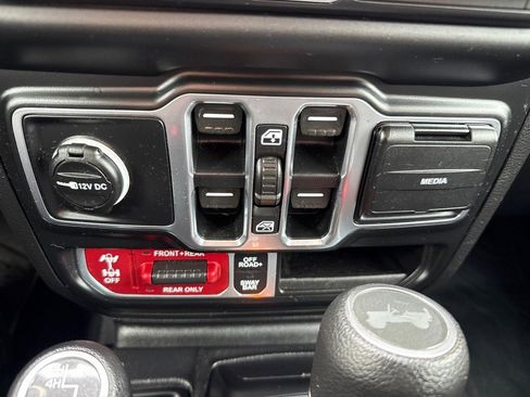 Used 2021 Jeep Wrangler Unlimited Rubicon AWD/4WD image 25