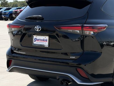 Used 2024 Toyota Highlander XSE FWD image 6