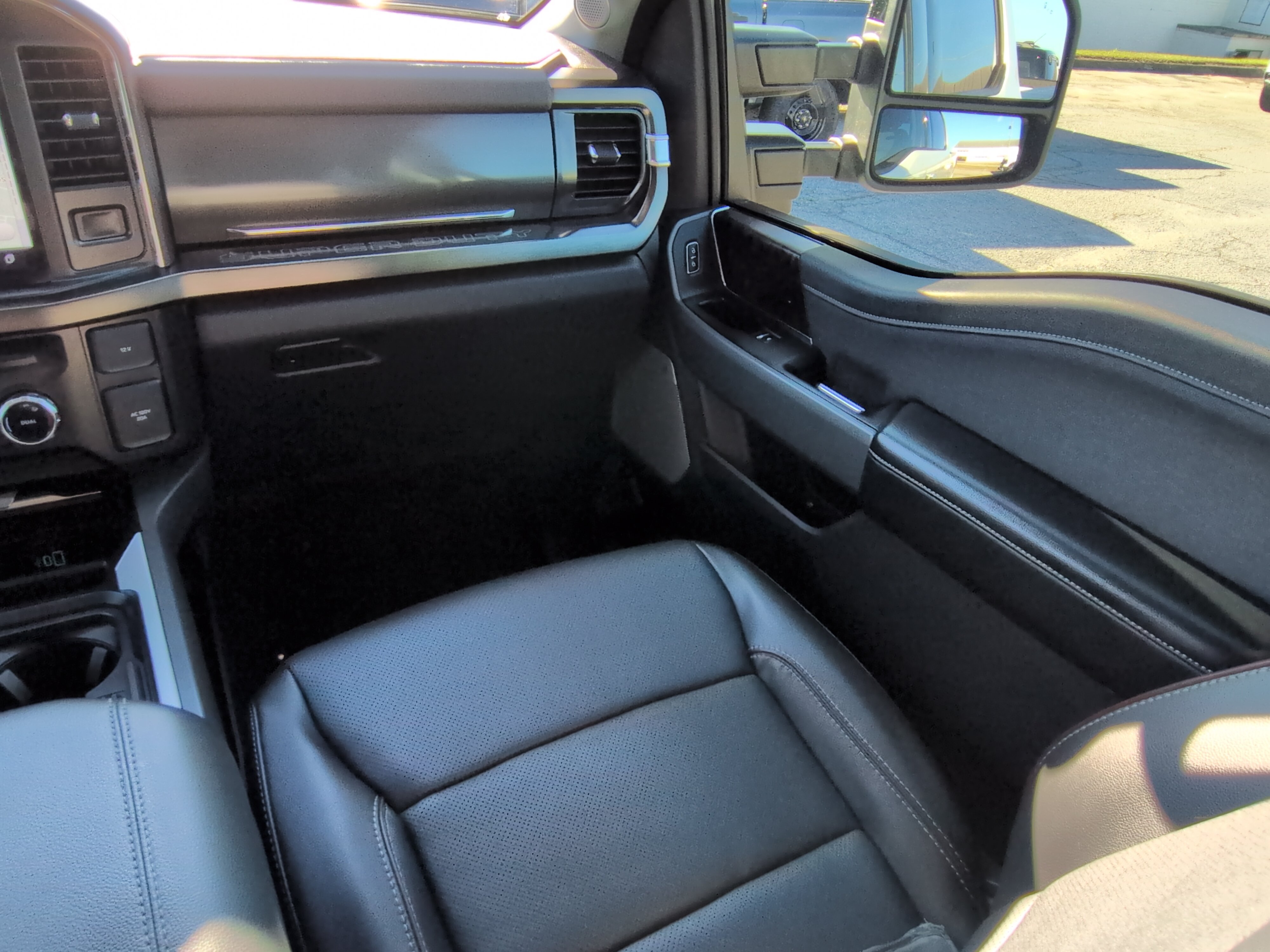 Certified 2024 Ford F250 Lariat w/ Lariat Ultimate Package AWD/4WD image 15