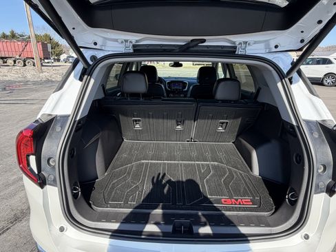 Used 2024 GMC Terrain SLT w/ Infotainment Package II image 7