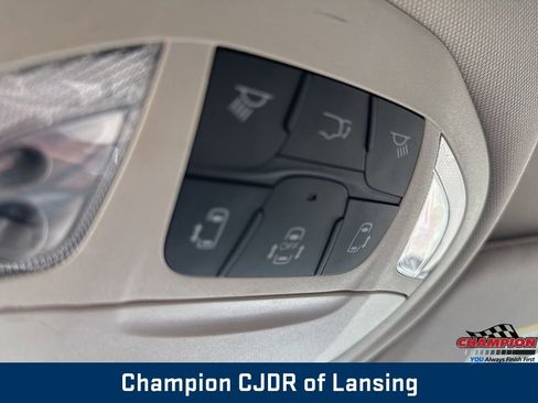 Used 2024 Chrysler Pacifica Touring-L FWD image 32