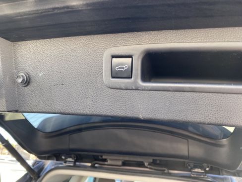 Used 2020 Toyota Highlander LE FWD image 19
