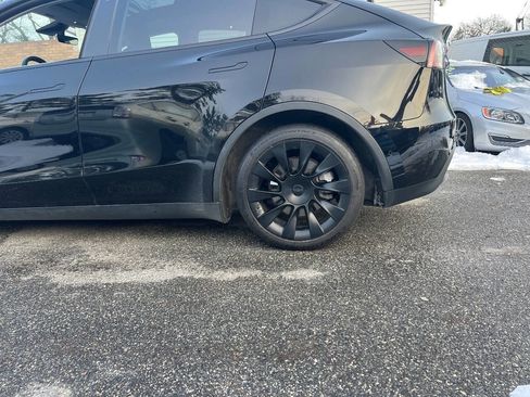 Used 2021 Tesla Model Y Long Range image 30