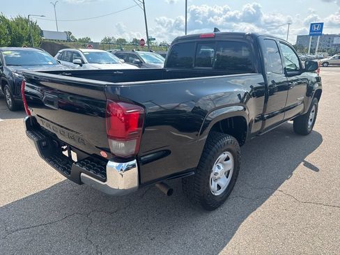 Used 2018 Toyota Tacoma SR5 AWD/4WD image 8