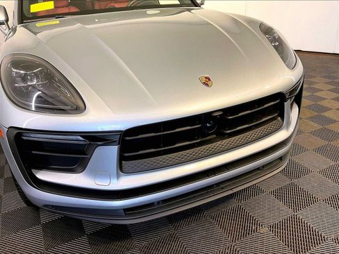 Certified 2023 Porsche Macan AWD/4WD image 34