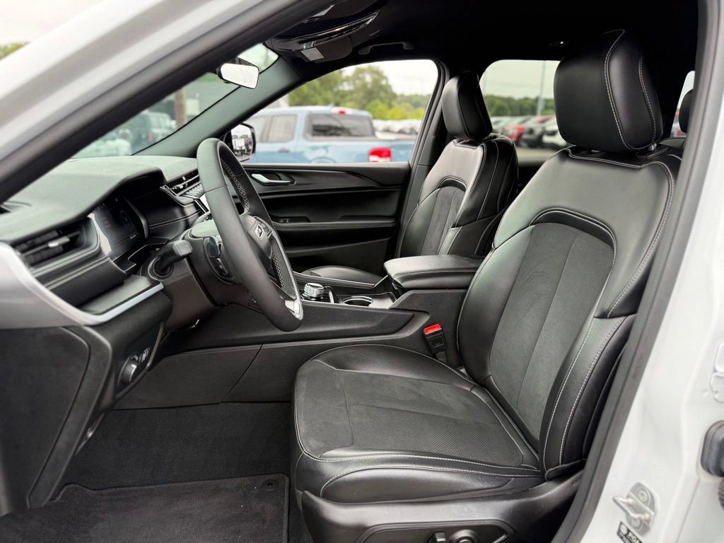 Used 2025 Jeep Grand Cherokee Altitude AWD/4WD image 12