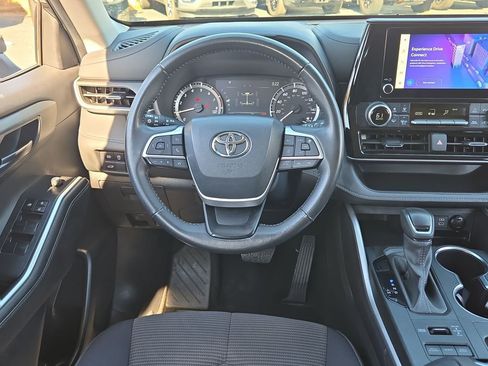 Used 2024 Toyota Highlander LE image 13