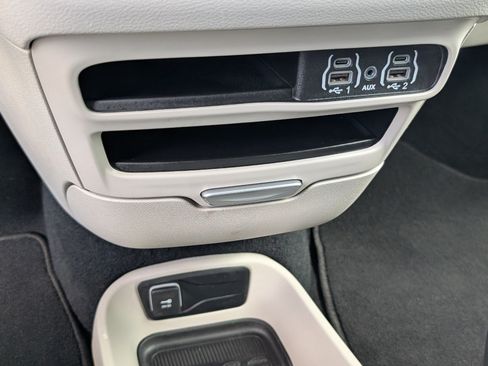 Used 2024 Chrysler Pacifica Touring-L FWD image 17