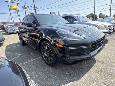 Used 2019 Porsche Cayenne Turbo w/ Sportdesign Package image 3