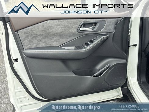 Used 2023 Nissan Rogue SV image 3