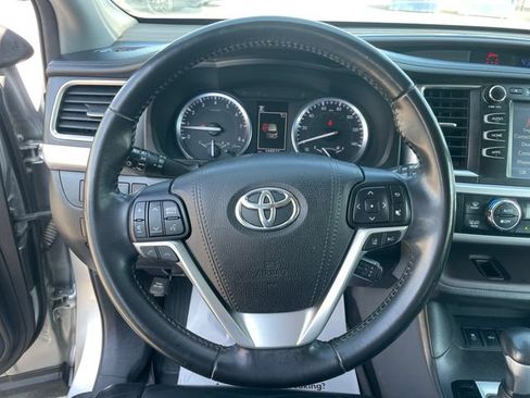 Used 2017 Toyota Highlander XLE AWD/4WD image 25