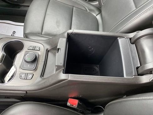 Used 2023 GMC Acadia SLT image 13