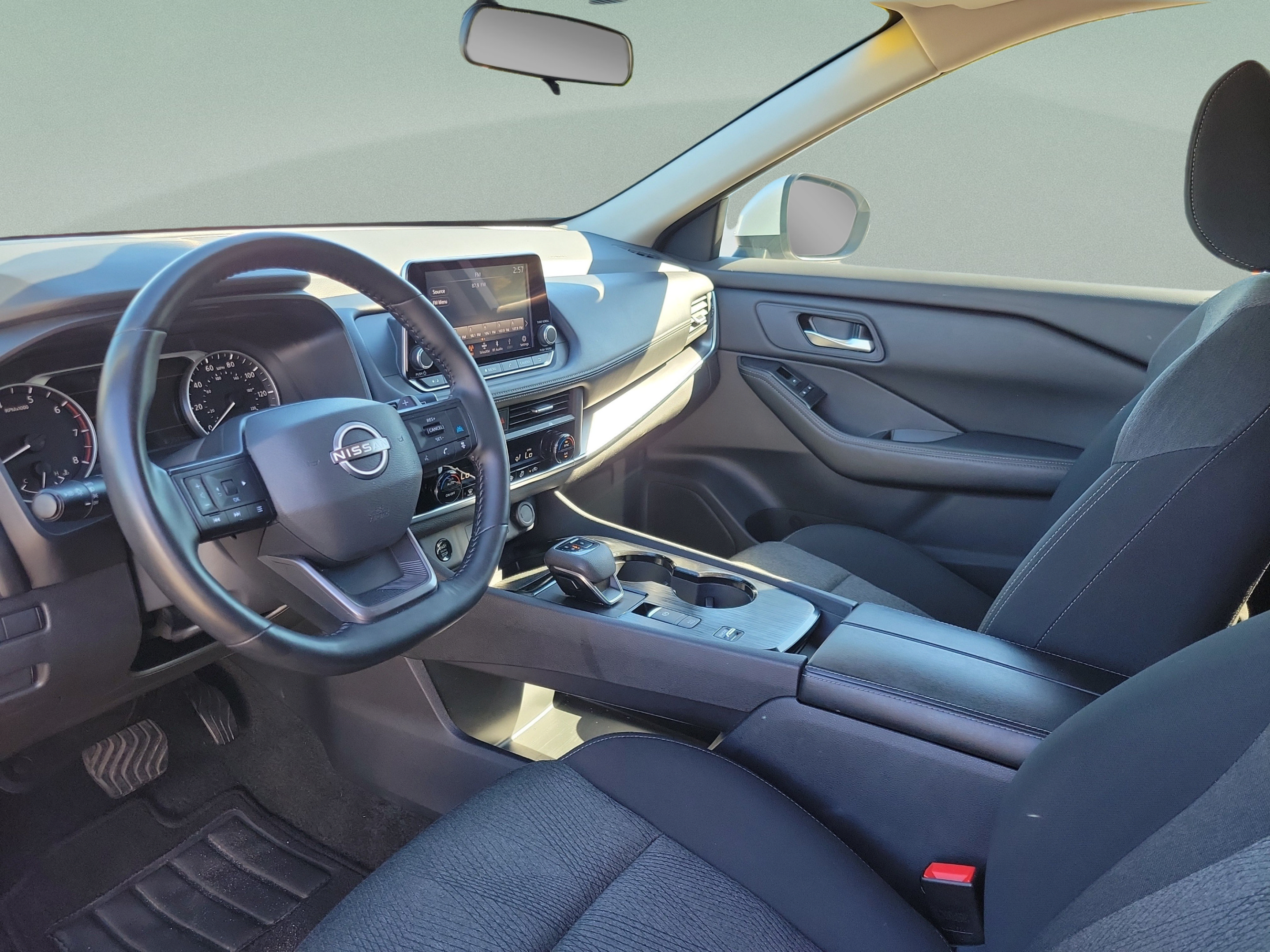 Used 2025 Nissan Rogue SV FWD image 18