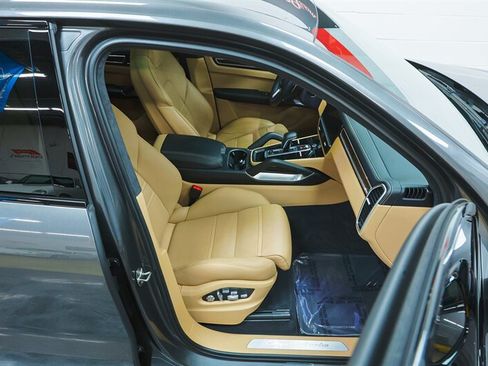 Used 2020 Porsche Cayenne Turbo AWD/4WD image 91