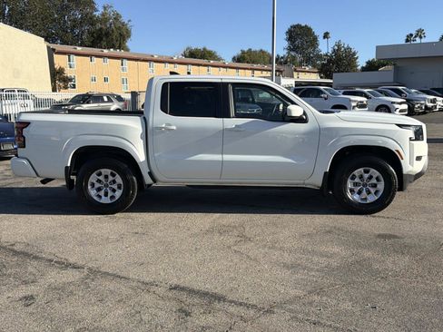 Used 2024 Nissan Frontier SV image 3