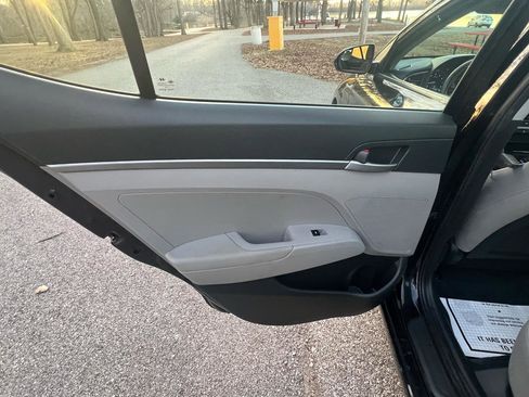 Used 2018 Hyundai Elantra SE image 15