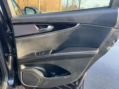 Used 2023 Lincoln Nautilus Reserve image 13