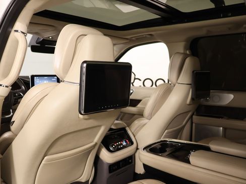 Used 2019 Lincoln Navigator Reserve AWD/4WD image 18