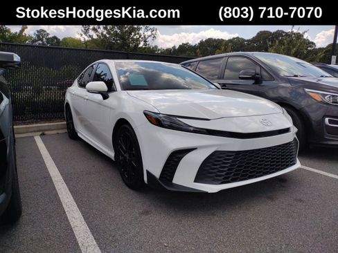 Used 2025 Toyota Camry SE FWD image 1
