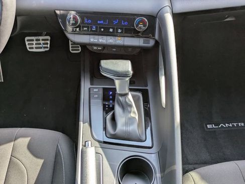Used 2025 Hyundai Elantra Sport image 18